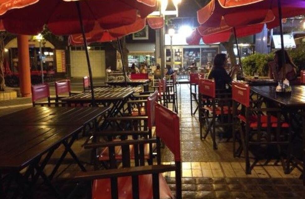 Buscan que en los restaurantes sirvan agua gratis