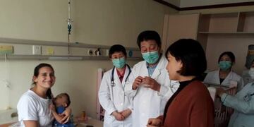 Rnzo junto a su mama y los médicos\u002E