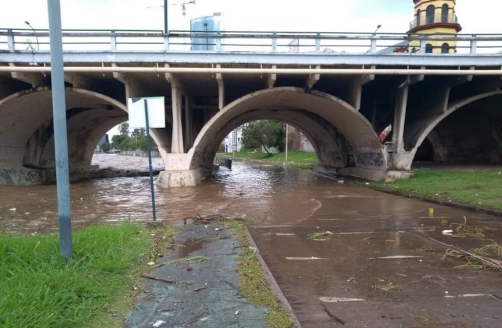 Por las lluvias, cortaron algunos tramos de la Costanera