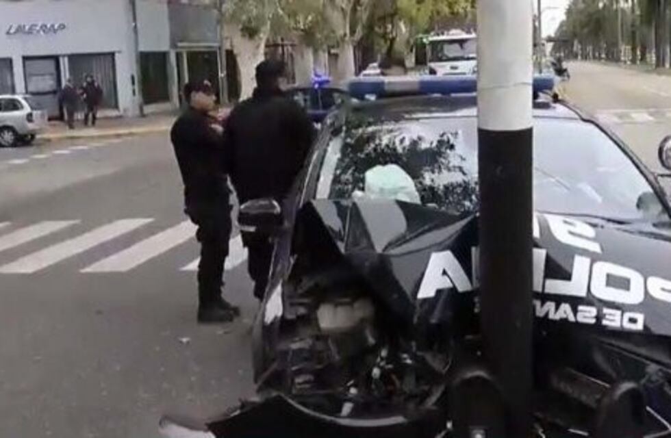 Patrullero chocó contra un semáforo en plena persecución a motochorros