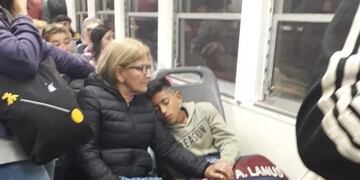 La historia detrás de la foto viral del nene que juega en Lanús y se quedó dormido en el tren\u002E (Olé)