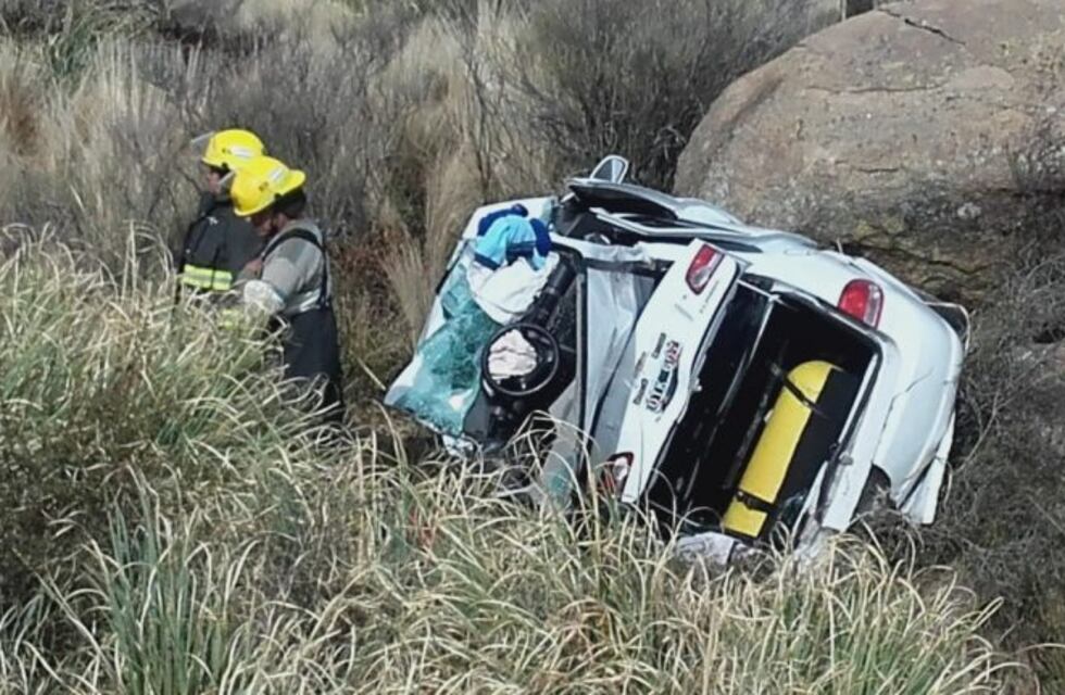 Vehículo cayo 50 metros por un barranco en las Altas Cumbres