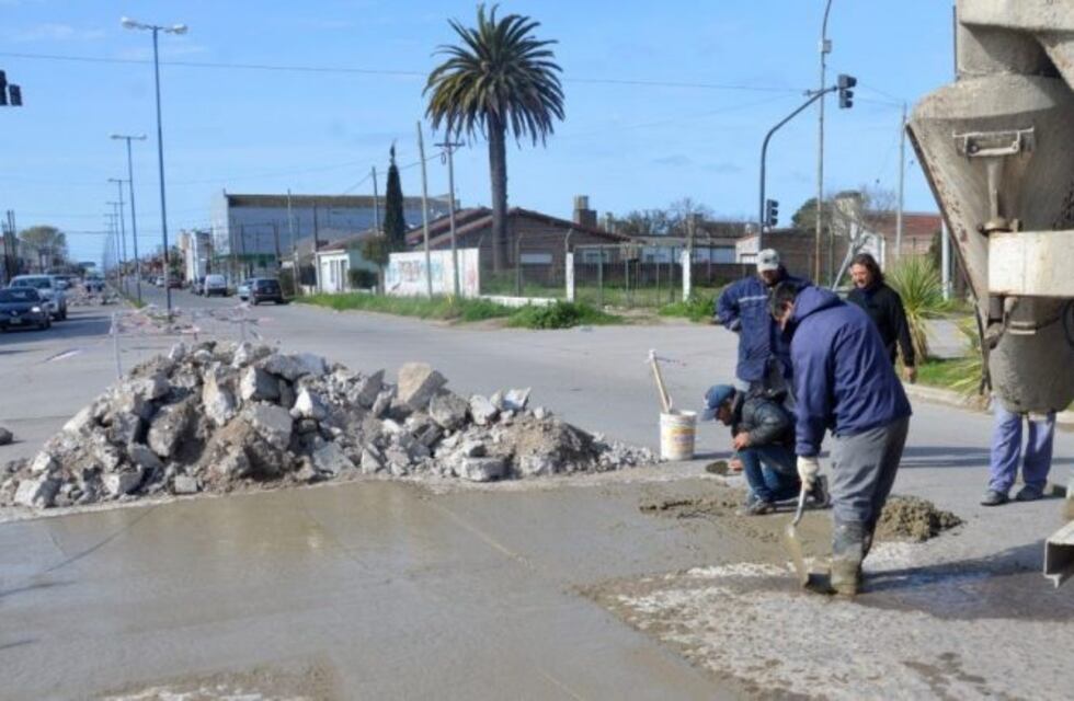 Servicios Públicos elimina peligroso bache en la esquina de 75 y 58