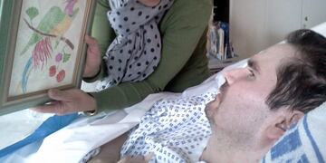 FAN01\u002E REIMS (FRANCIA), 21/05/2019\u002E- Foto de archivo de Vincent Lambert (dcha), en estado vegetativo desde 2008, con su madre Viviane en un hospital de Reims (Francia), el 25 de julio de 2013\u002E Un tribunal galo ordenó que se volviera a facilitar alimentación y soporte vital a Lambert este martes, después de que los médicos detuvieran, el lunes, por quinta vez su alimentación artificial para cumplir con los deseos de su esposa\u002E Lambert está en estado vegetativo desde el accidente de moto sufrido en 2008\u002E EFE/ Photopqr/l'union De Reims PROHIBIDO SU USO EN FRANCIA