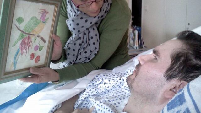 FAN01\u002E REIMS (FRANCIA), 21/05/2019\u002E- Foto de archivo de Vincent Lambert (dcha), en estado vegetativo desde 2008, con su madre Viviane en un hospital de Reims (Francia), el 25 de julio de 2013\u002E Un tribunal galo ordenó que se volviera a facilitar alimentación y soporte vital a Lambert este martes, después de que los médicos detuvieran, el lunes, por quinta vez su alimentación artificial para cumplir con los deseos de su esposa\u002E Lambert está en estado vegetativo desde el accidente de moto sufrido en 2008\u002E EFE/ Photopqr/l'union De Reims PROHIBIDO SU USO EN FRANCIA