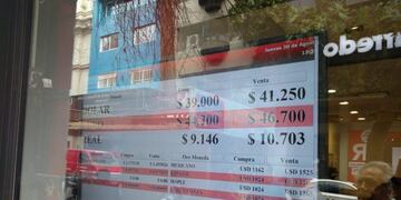 El dólar en Córdoba cerró por encima de los 42\u002E