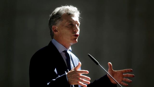 Argentinian President Mauricio Macri speaks after signing a document that establishes a nearly 80 percent reduction of the debt of the hydroelectric dam Yacyreta, which is owned by Argentina and Paraguay, in Ayolas, Paraguay May 4, 2017. REUTERS/Jorge Adorno paraguay ayolas mauricio macri presidente de la nacion firma acuerdo sobre represa Yacyreta reduccion deuda represa Yacyreta