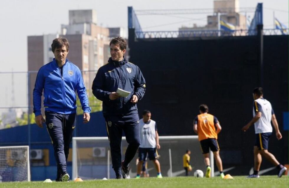 Guillermo Barros Schelotto probó el 4-3-3 con Tevez como único delantero