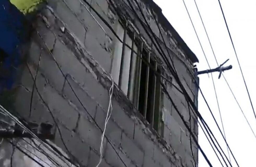 Arrojaban bolsitas desde una planta alta para vender droga en un pasillo