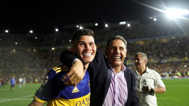 Miguel Russo festeja el campeonato con Jordan Campuzano (Foto: REUTERS/Agustin Marcarian)