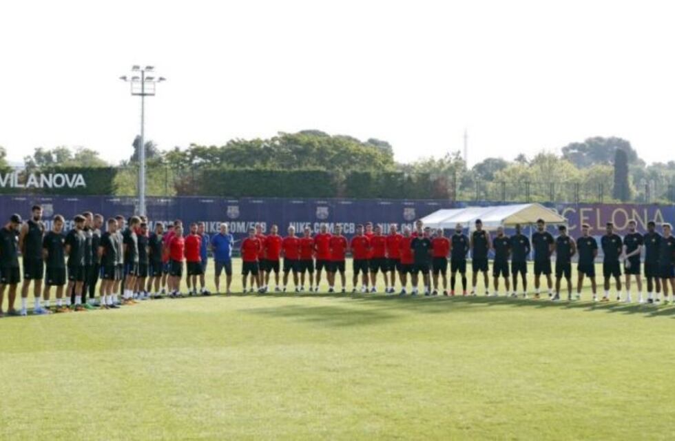 Emotivo minuto de silencio del plantel del Barcelona por los atentados terroristas