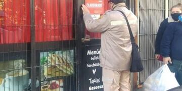 Clausuran un bar en el que había diez personas comiendo (Municipalidad de Rosario)