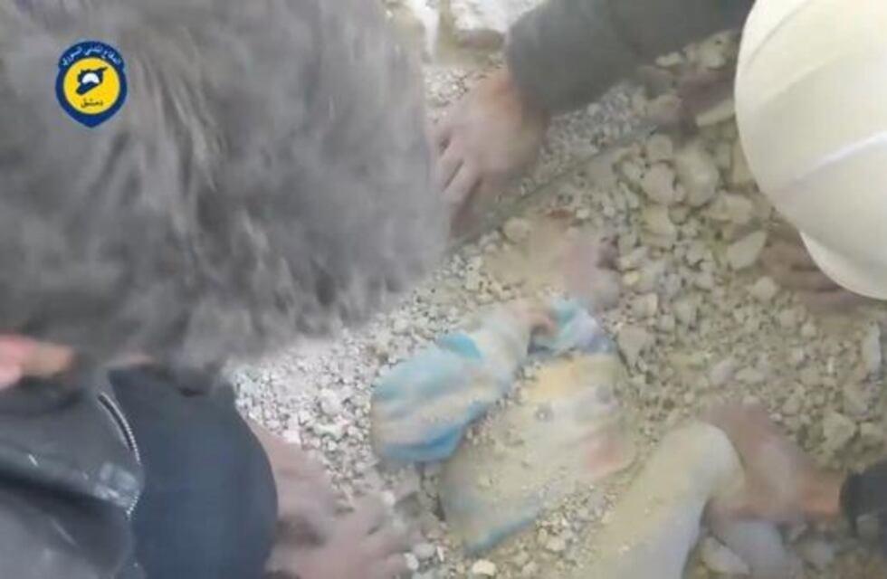 Dramático rescate de una niña entre los escombros tras un bombardeo en Siria