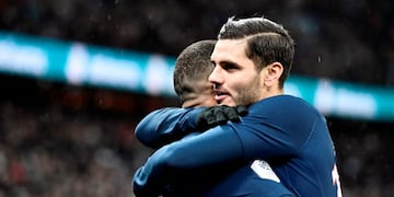 El atacante se consagró campeón de la liga local a pesar de que se suspendió la última parte de la temporada\u002E (AFP)