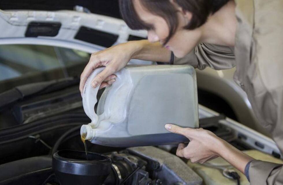 Por qué se calienta el motor de mi auto