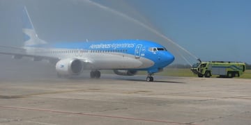 Presentaron avión que une a Rosario con Mar del Plata