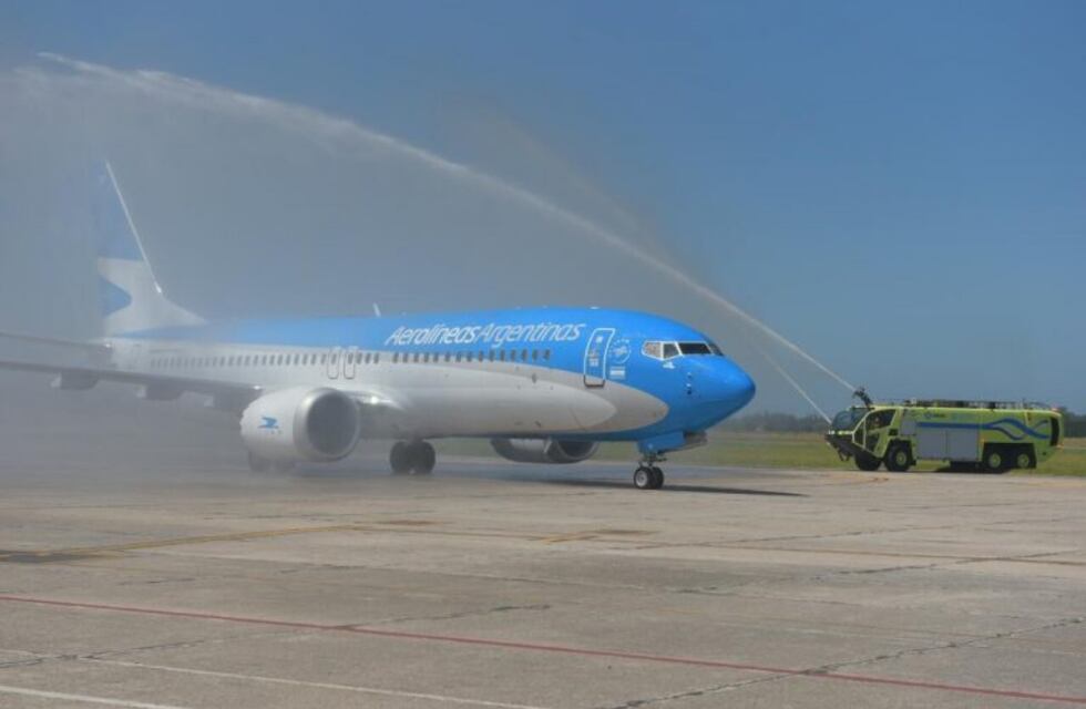Aerolíneas Argentinas presentó el avión que unirá Rosario con Mar del Plata