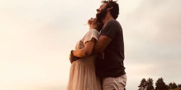 La China Suárez y Benjamín Vicuña durante el embarazo\u002E