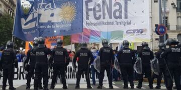 Tensión entre la policía y manifestantes que cortan la 9 de Julio\u002E (Twitter)