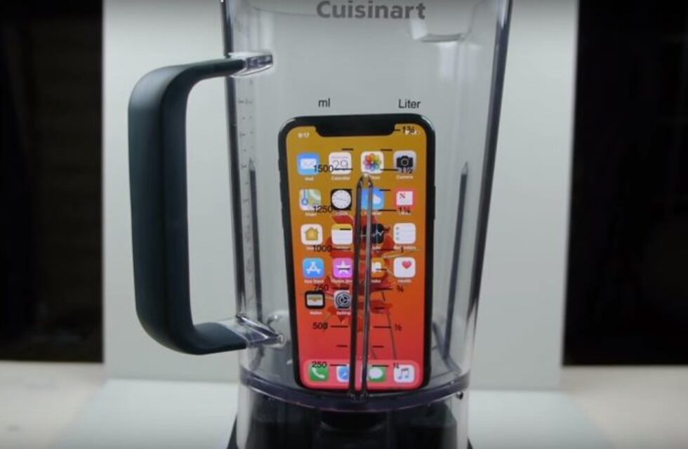 Licuó un iPhone X, lo mezcló con agua y se lo tomó