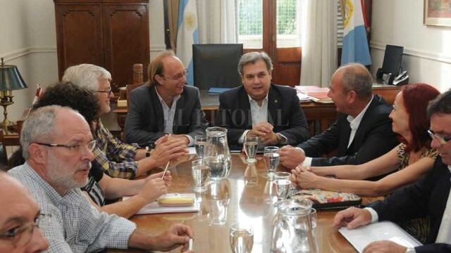 Sin nu00fameros concretos en la reuniu00f3n paritaria los estatales pasaron a un cuarto intermedio.