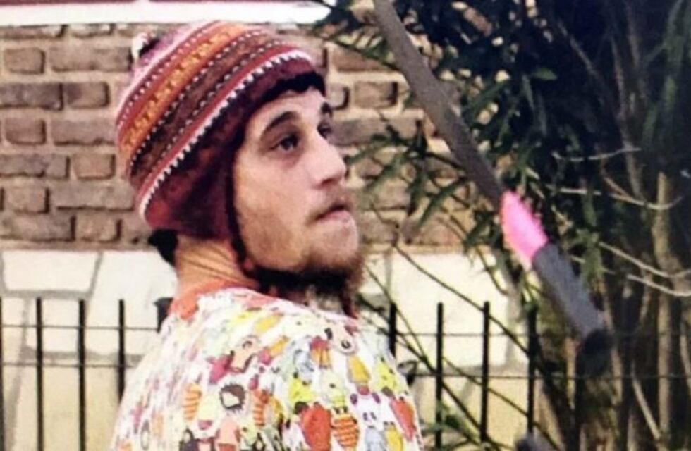El particular estilo de vida del hijo de Julián Weich: es hippie y trabaja como malabarista en la calle