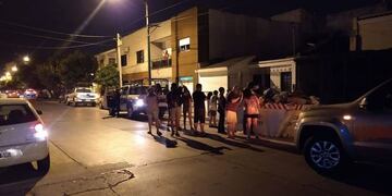 Vecinos escrachan a un abusar en la puerta de su casa (Foto tomada de El Tribuno)