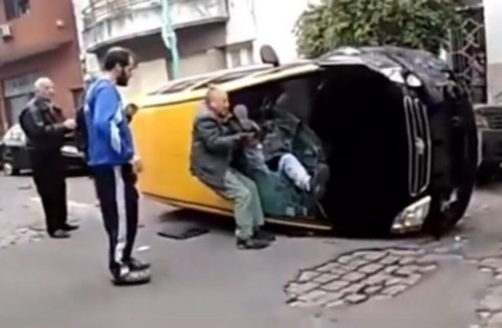 Robó un taxi, volcó y lo capturó su propia víctima