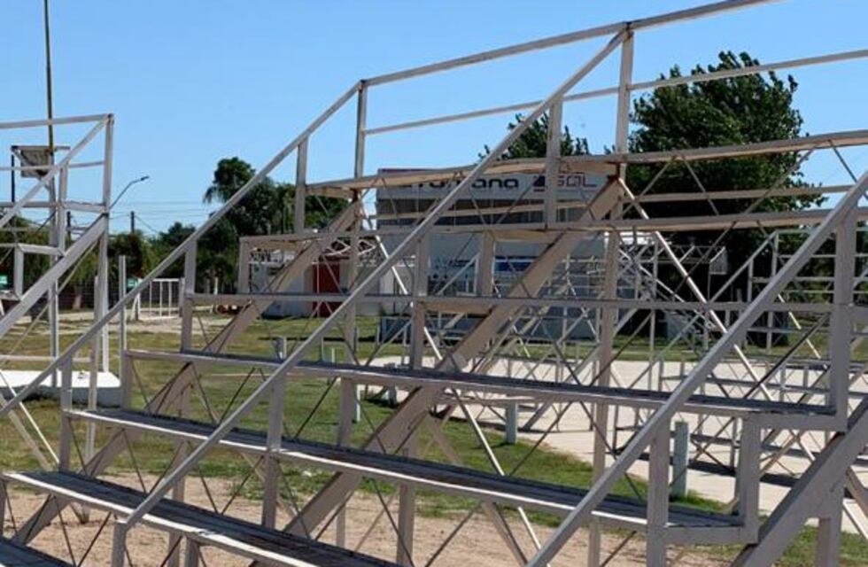 Derrumbe de las tribunas en Villa Santa Rosa: "El salto sincronizado multiplicó por siete la carga de las gradas"
