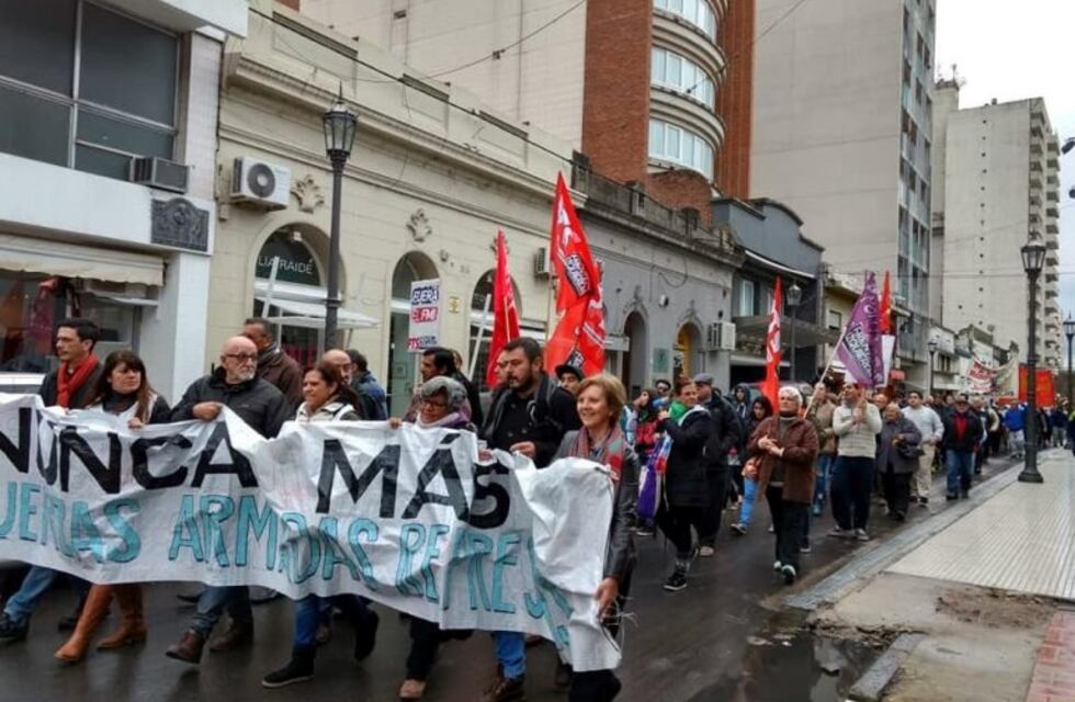Nicoleños coparon Plaza Mitre en repudio a la reforma de las Fuerzas Armadas