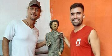 Julio Incardona y Uriel, el guardavidas que encontró su estatua en el río\u002E