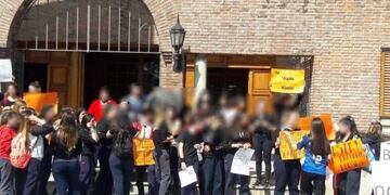 Marcha en reclamo de justicia frente a la denuncia por abuso de una alumna en Cañuelas