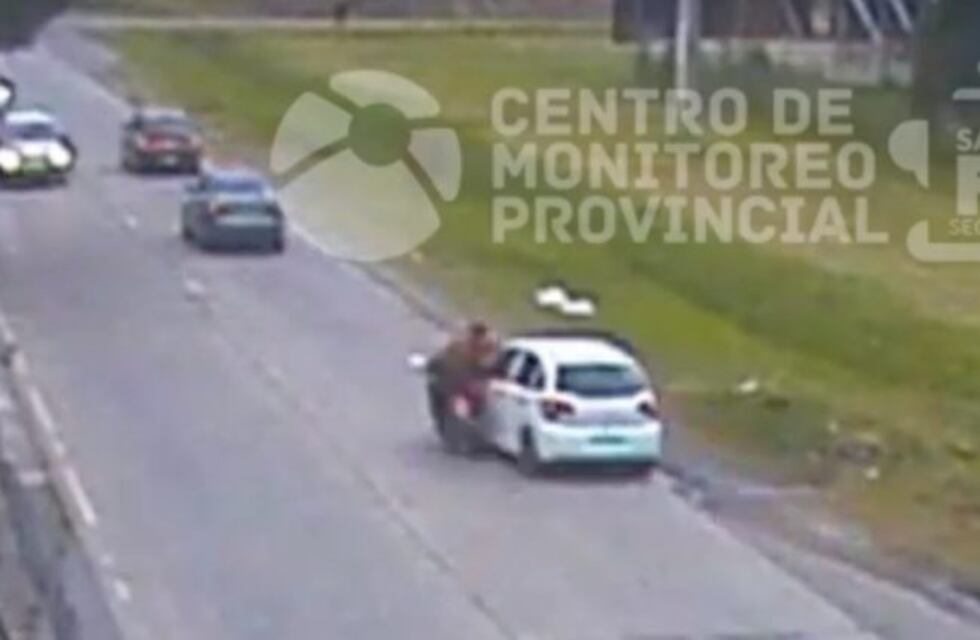 Automovilista le cerró el paso a una moto, provocó un accidente y se fugó