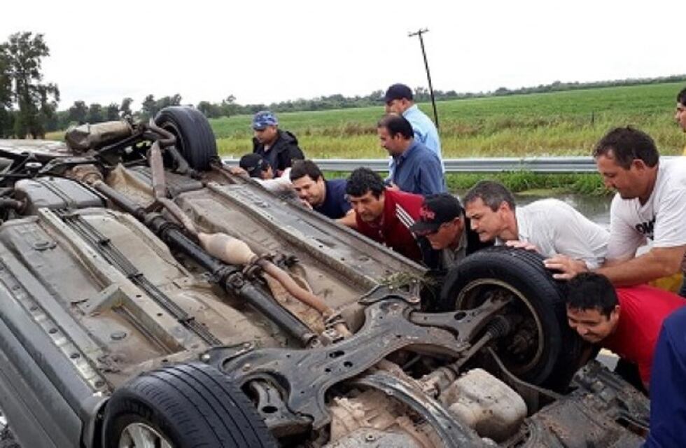 Volcó un auto en Napenay por el temporal