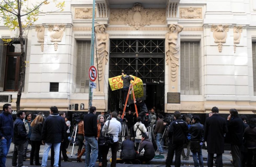 Pidieron suspender a un profesor del Carlos Pellegrini por un posteo antifeminista contra una alumna