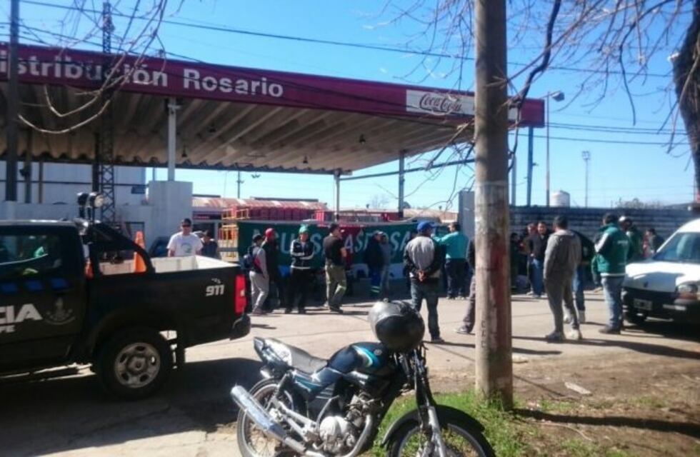 Amenazaron con armas de fuego a un grupo de empleados frente a una distribuidora de Coca Cola