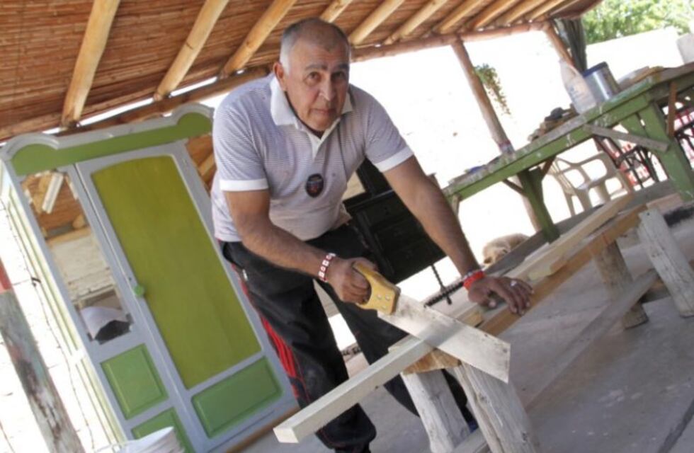 A puro pulmón: sobrevive vendiendo muebles que arma con materia prima que la gente desecha