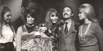 Roberto Galán junto a secretarias (Web)