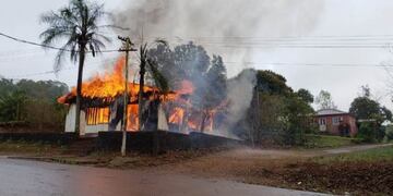 Un incendio destruyó el edificio del Concejo Deliberante de Colonia Aurora\u002E (Foto: Misiones Online)