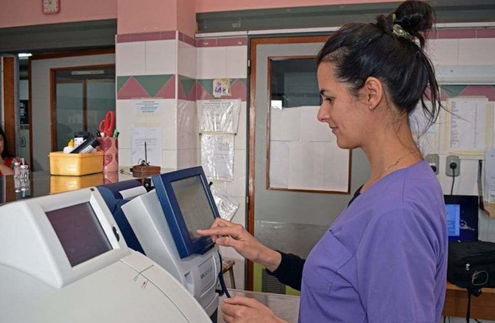 El Centenario recibió un moderno equipo al Servicio de Laboratorio