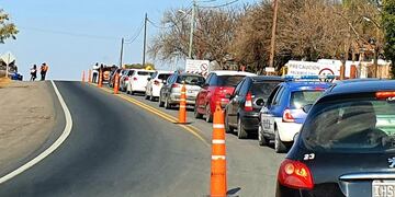 Controles exhaustivos en los ingresos a Villa Carlos Paz durante este fin de semana, incluyendo el día lunes\u002E (Foto: VíaCarlosPaz)\u002E