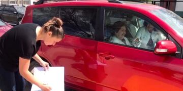 Le acercaron la urna hasta el auto para que vote, porque no puede caminar