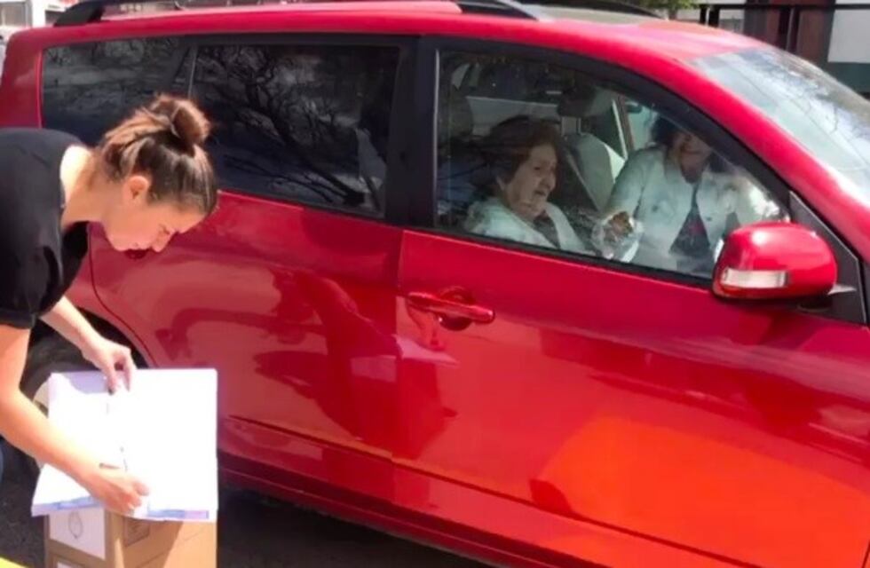 Le acercaron la urna hasta el auto para que vote, porque no puede caminar
