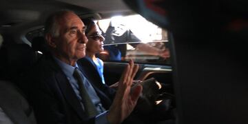 BAS01- BUENOS AIRES (ARGENTINA), 23/12/2013.- El ex presidente argentino, Fernando de la Rua (i), se retira de los juzgados de Buenos Aires, junto a sus abogados y asesores, hoy lunes 23 de diciembre de 2013, en un intermedio de la audiencia donde la Justicia argentina prevu00e9 dictar sentencia en la causa que investiga de la Ru00faa (1999-2001) por unos supuestos pagos de sobornos a senadores para la aprobaciu00f3n en 2000 de una polu00e9mica reforma laboral. EFE/ Silvina Frydlewsky buenos aires Fernando de la Rua juicio absolucion expresidente por cauda coimas en el senado juicio expresidente coimas en el senado caso banelco