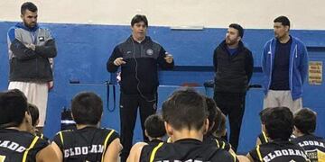 Julián Pagura en Eldorado ante el plantel de Tirica\u002E (El Liberal)