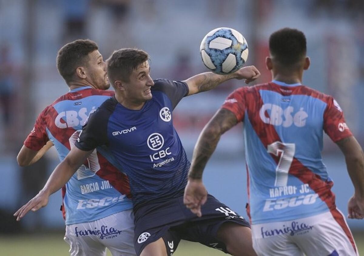 Nahuel Tenaglia pelea en desventaja, como todo Talleres en el segundo tiempo\u002E Por eso el técnico valoró el punto\u002E