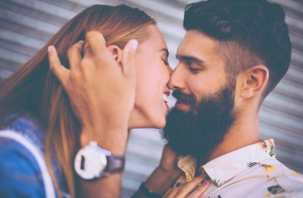 Lo dice la ciencia: es más higiénico besar a un perro que a un hombre con barba