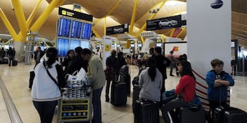 Viajeros en el aeropuerto de Barajas, España (Foto: Javier Soriano/AFP)