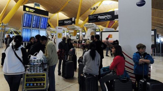 Viajeros en el aeropuerto de Barajas, España (Foto: Javier Soriano/AFP)