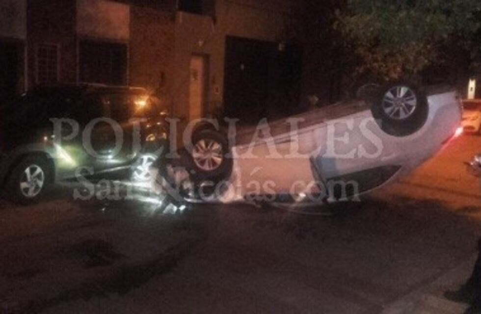 Perdió el control, chocó contra un auto estacionado y quedó volcado en medio de la calle